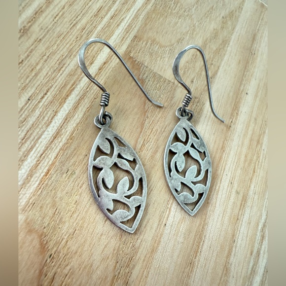 925 Sterling silver oval cut out leaf dangle earrings on hooks - Picture 1 of 7